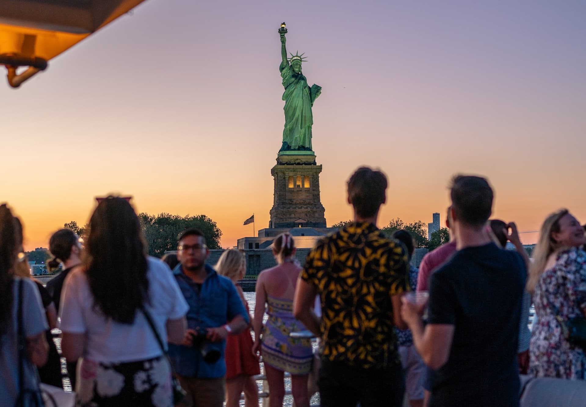 Circle Line Downtown "Liberty Sunset" Evening Cruise (1.5 hours): Reserved Straight-to-Board Ticket - image 4
